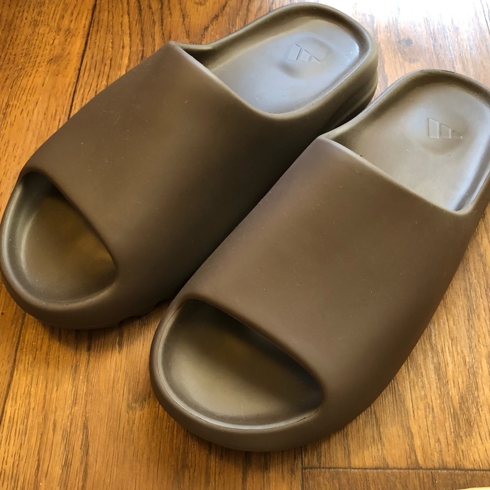 YEEZY SLIDE SIZE 12 BRAND NEW IN BOX DARK BROWN SOOT SANDAL BY ADIDAS